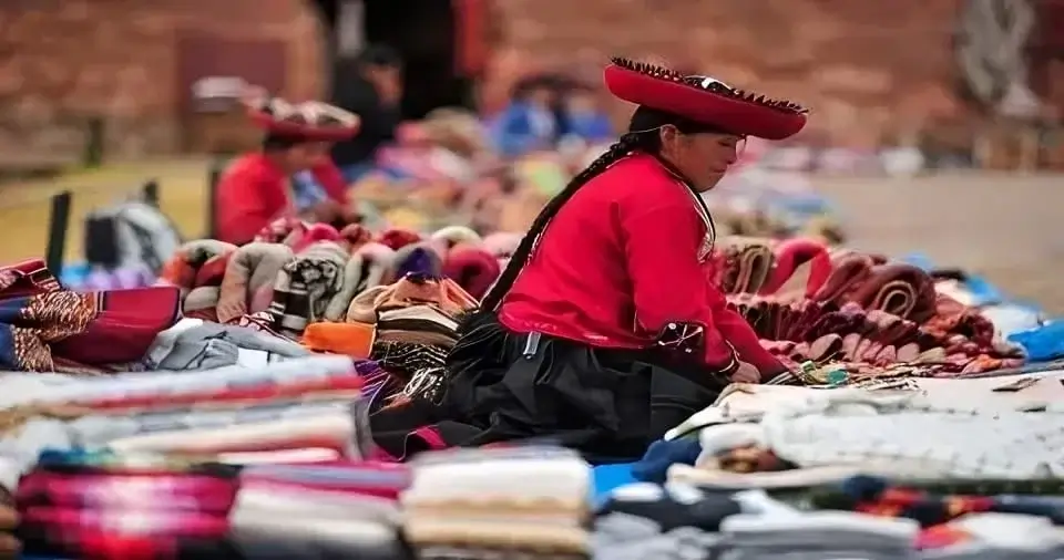 Woman selling handmade crafts in Sacred Valley | Andean Travel Experiences