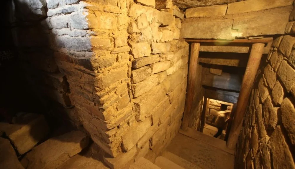 Narrow stone corridors of the underground galleries in Chavín de Huántar | Andean Travel Experience