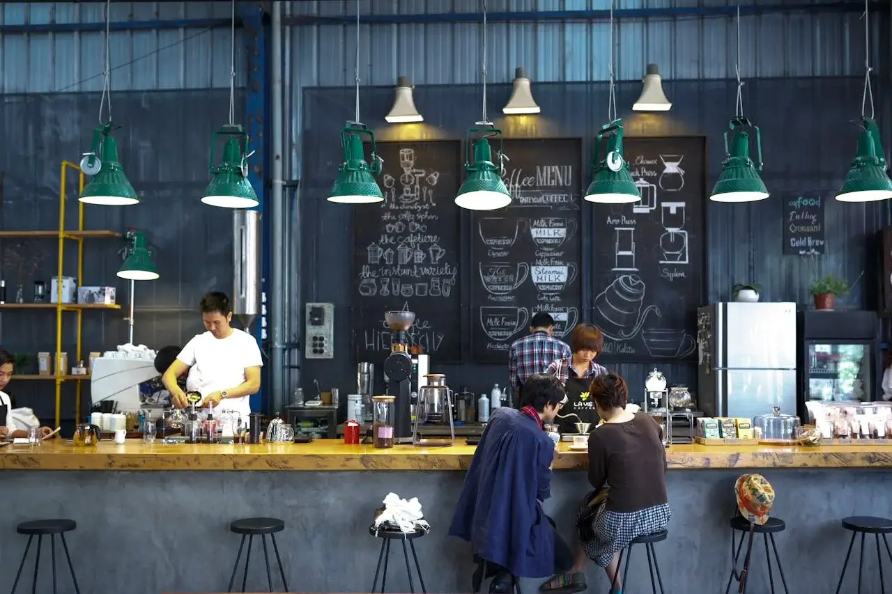 Peru coffe shop happy clients | Andean Travel Experience
