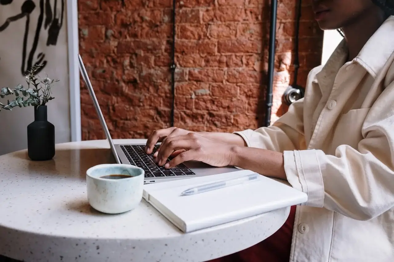 Laptop with active internet connection via eSIM in Peru, enabling remote work and communication while traveling | Andean Travel Experience