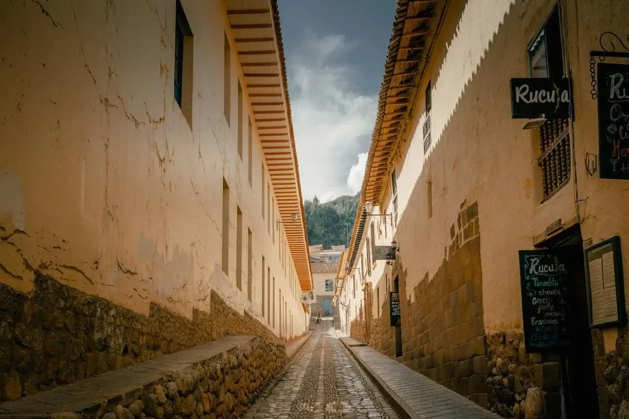 Peaceful view of a colonial-style courtyard with balconies and flowers in Cusco. | Andean Travel Experience