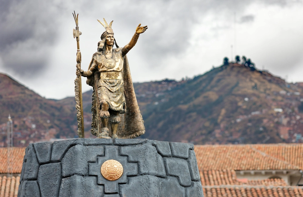 Inca Statue at Plaza de Armas, Cusco | Andean Travel Experience