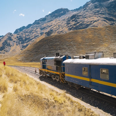 Luxury train in Puno with panoramic views of the Andean landscape | Andean Travel Experience 