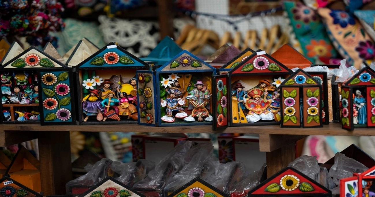 contemporary Peruvian artisan crafts inside Dédalo Arte y Artesanía gallery in Barranco Lima | Andean Travel Experience contemporary Peruvian artisan crafts inside Dédalo Arte y Artesanía gallery in Barranco Lima | Andean Travel Experience