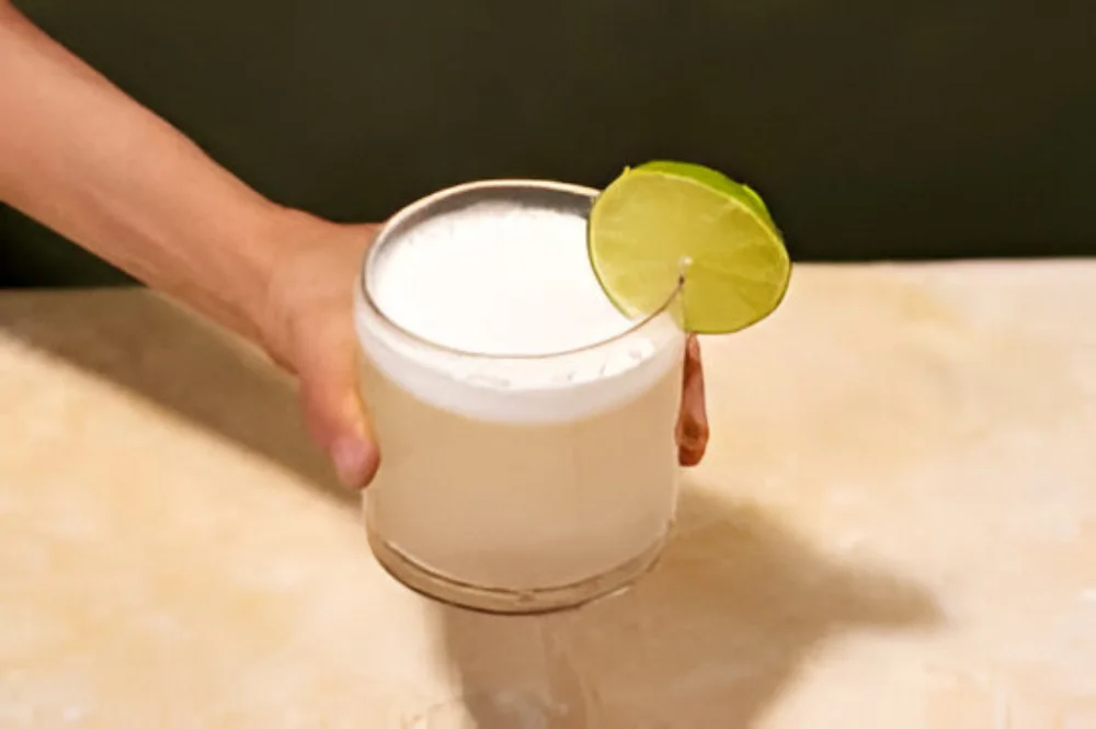 Bartender preparing a traditional Pisco Sour at Museo del Pisco, one of Peru’s top mixology bars | Andean Travel Experience