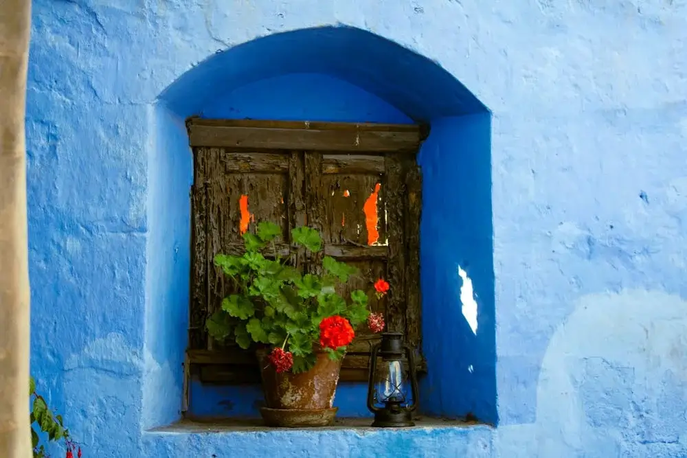 Interior patio of Santa Catalina Monastery surrounded by red and blue walls | Andean Travel Experience Interior patio of Santa Catalina Monastery surrounded by red and blue walls | Andean Travel Experience