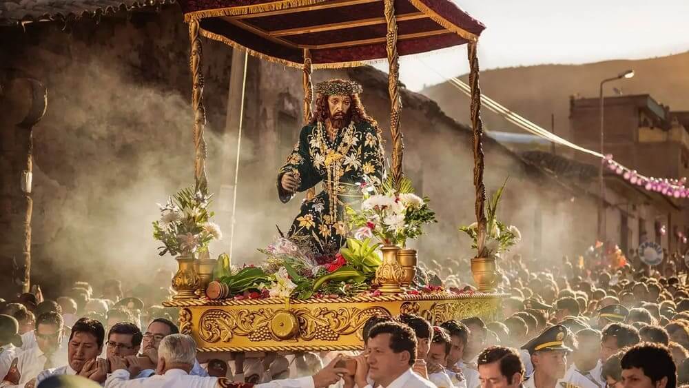 Crowds celebrating Holy Week in Ayacucho, Peru, with religious processions, candles, and traditional decorations filling the streets. | Andean Travel Experience Crowds celebrating Holy Week in Ayacucho, Peru, with religious processions, candles, and traditional decorations filling the streets. | Andean Travel Experience