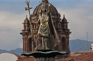 Inca Statue at Plaza de Armas, Cusco | Andean Travel Experience Inca Statue at Plaza de Armas, Cusco | Andean Travel Experience
