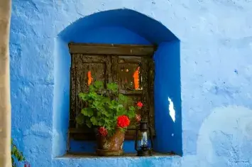 Interior patio of Santa Catalina Monastery surrounded by red and blue walls | Andean Travel Experience